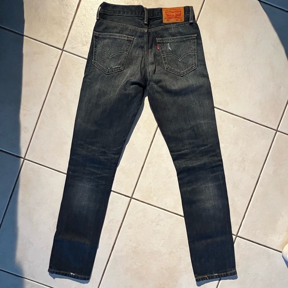 Distressed Ripped Levi's Jeans - Picture 2 of 3